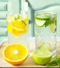 Beneficiile consumului unui pahar de apă caldă cu lămâie Stimulează sistemul imunitar și ajută digestia