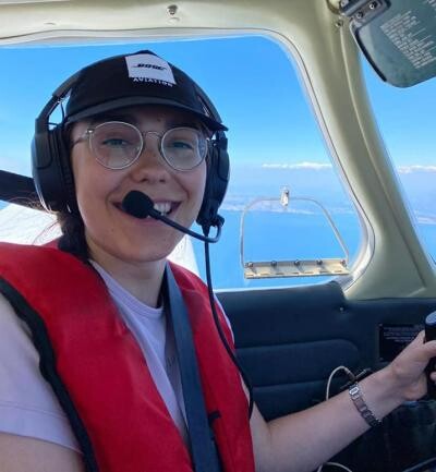 Înconjurul lumii în avion, la doar 19 ani. Aventura unei tinere din Belgia: "Sper să încurajez mai multe fete". De la 14 ani s-a pregătit pentru asta (sursa foto: FlyZolo / Facebook)