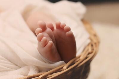 Un bebeluș de doar 45 de grame a supraviețuit datorită fratelui său geamăn / Foto: Pixabay