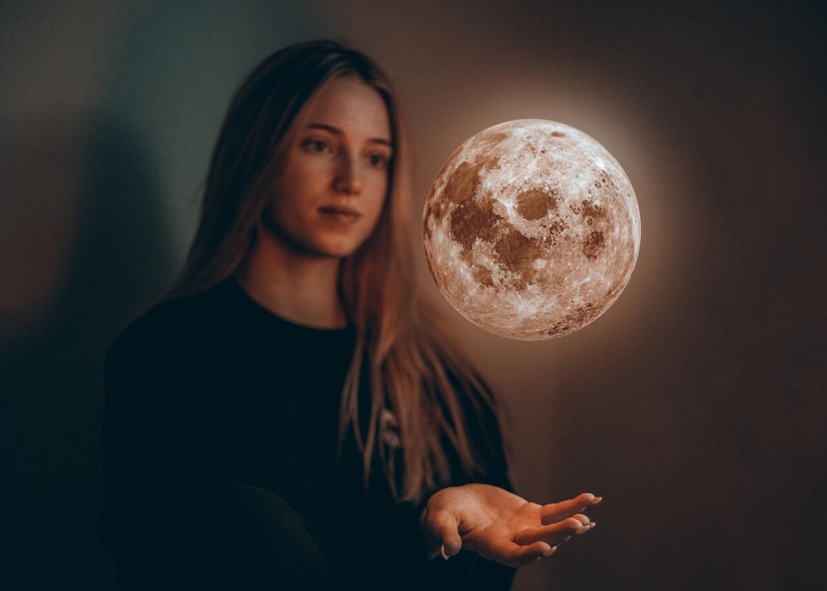 Luna Plină în Rac. Ritual în ŞASE paşi pentru a te încărca cu energia primei Luni Pline din 2022 (sursa foto: Silas van Overeem / Unsplash)