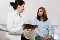 Endometrioza - "Cancerul care nu ucide". Top TREI sfaturi pentru femeile care suferă de această boală (sursa foto: MART PRODUCTION / Pexels)