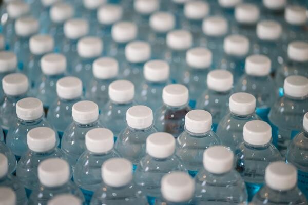PERICOLUL din sticlele de PLASTIC şi maşinile de spălat VASE (sursa foto: Jonathan Chng / Unsplash)