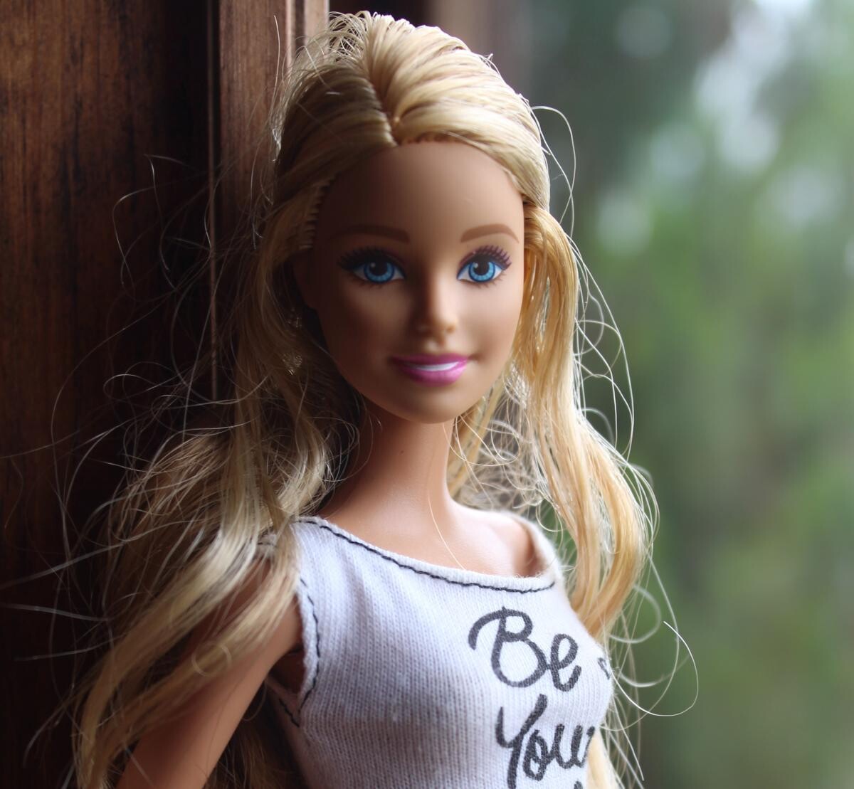 9 martie - semnificaţia zilei: Ziua păpuşii Barbie şi a dinţilor falşi (sursa foto: Sandra Gabriel / Unsplash)