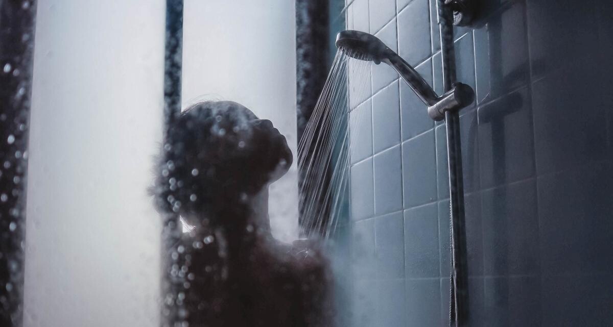Ce spune despre tine felul în care faci duş? Partea corpului pe care o speli mai întâi dezvăluie SECRETUL (sursa foto: Hannah Xu / Unsplash)