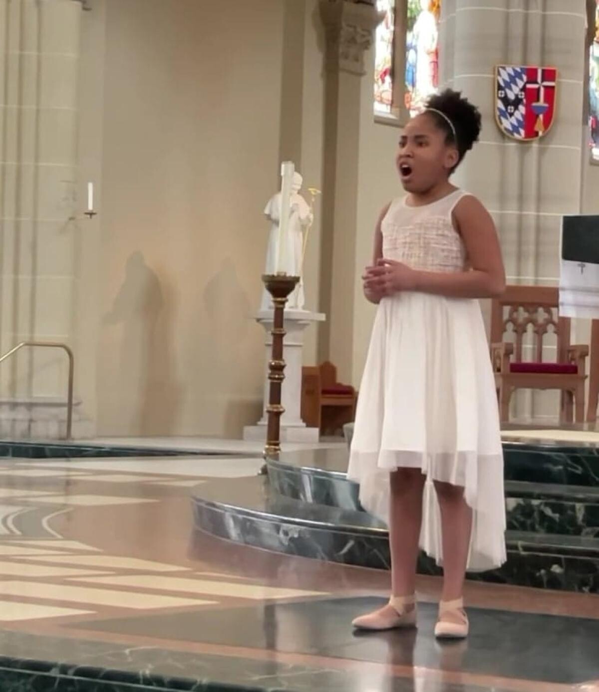 O fetiţă din Statele Unite, desemnată cea mai tânără cântăreaţă de operă din lume / Foto: Captură video Facebook