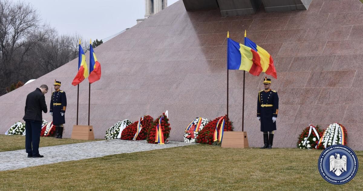 9 martie - Ziua deţinuţilor politici anticomunişti din perioada 1944-1989 (foto: Ceremonie militară şi religioasă organizată la Monumentul 'Aripi', din Piaţa Presei, cu prilejul 'Zilei deţinutilor politici anticomunişti şi deportaţi din România în perioad
