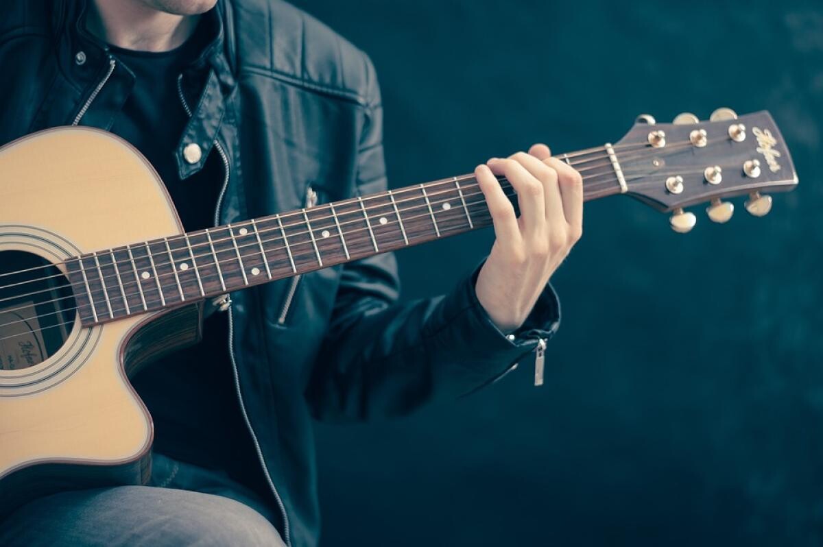 O chitară ruptă care i-a aparţinut lui Kurt Cobain, scoasă la licitație / Foto: Pixabay, de Firmbee