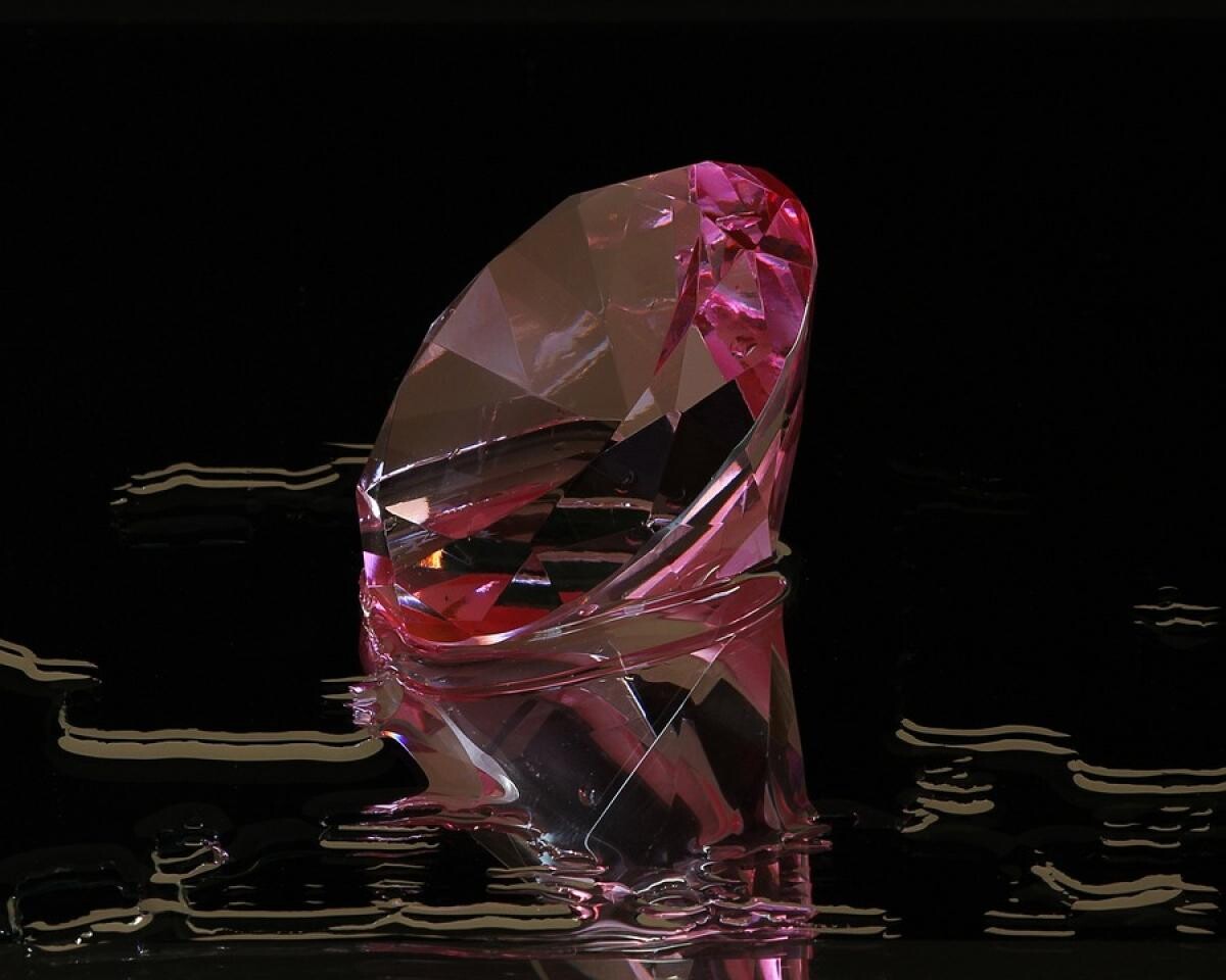 Un diamant roz uriaș, vândut pentru o sumă de peste 28,6 milioane de euro / Foto: Pixabay, de JamesDeMers
